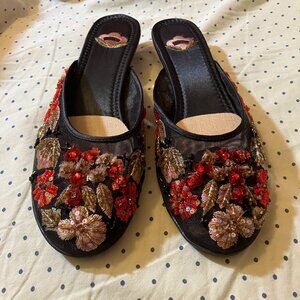 VTG"Trellis" DRESSY closed toe mules-kitten heels -embroidered - black/gold 7M